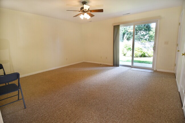 Sala de estar con puertas corredizas que dan al patio. - 135 Tobin Dr