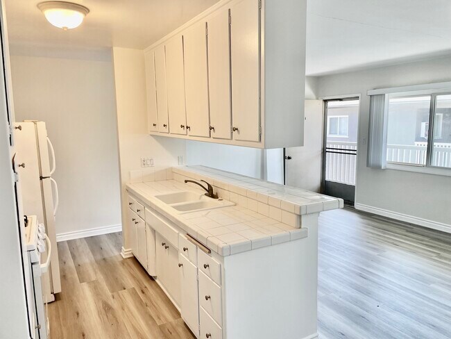 Cocina - 1236 Manhattan Beach Blvd