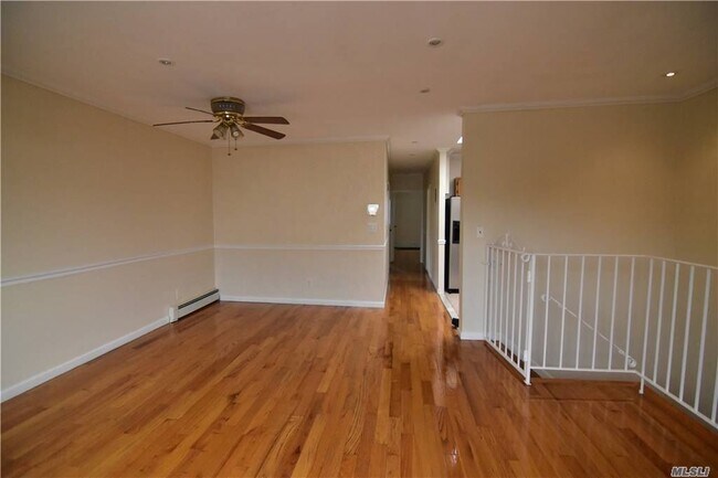 Foto del edificio - 1261 Putnam Ave