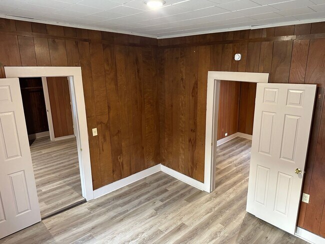 Foto del edificio - Available Now! Spacious 2 Bedroom, 1 Bathroom with Bonus Room & Huge Backyard