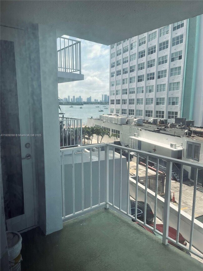 Building Photo - 1228 West Ave