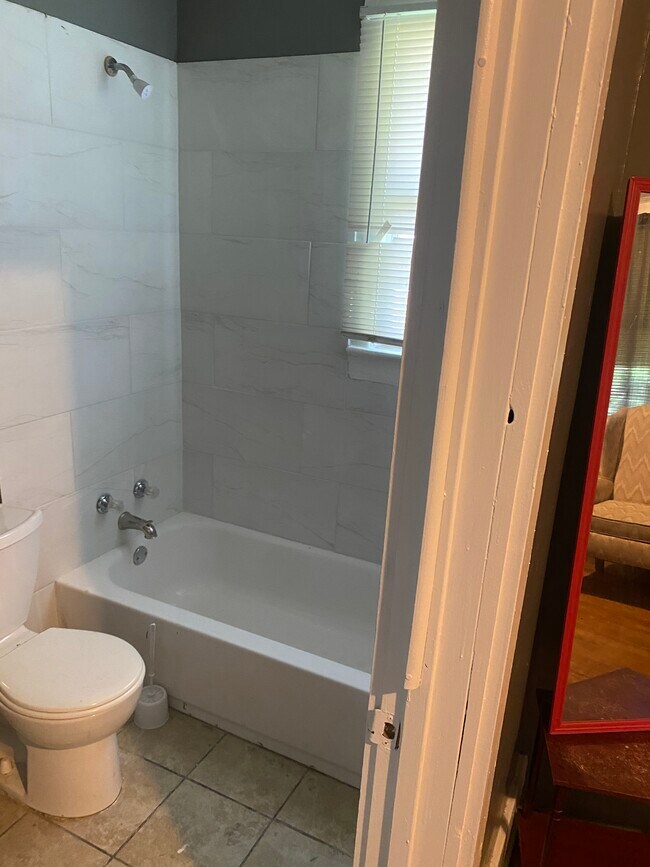 Master Bathroom - 659 Decatur St