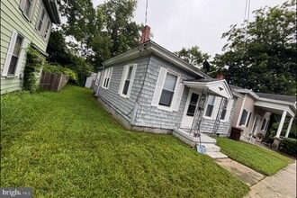 Building Photo - 703 Travers St