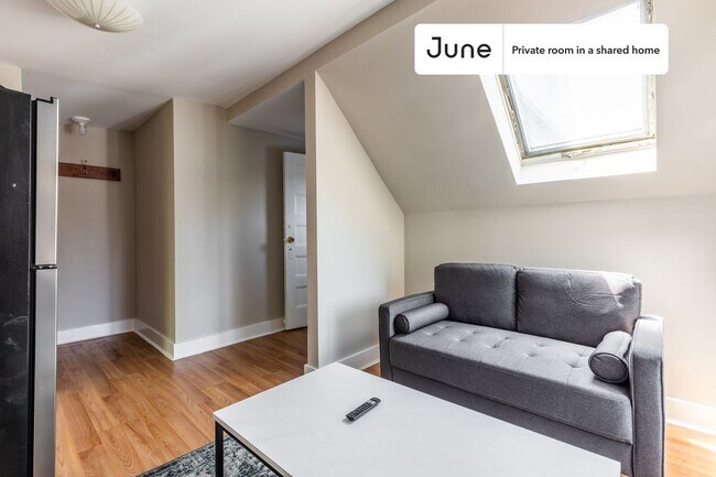 Foto del edificio - Room in Shared 9 bed/2 bath home