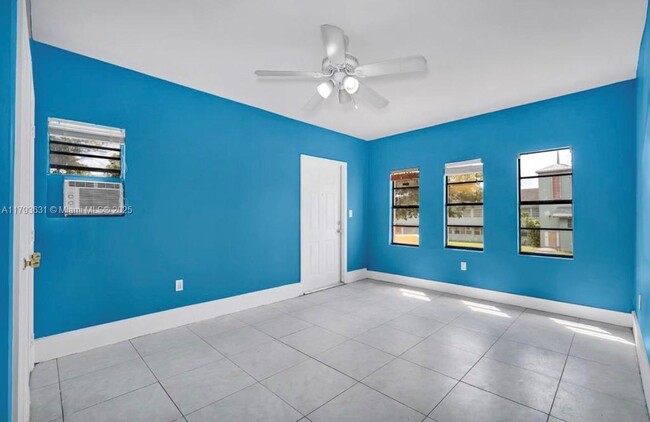 Building Photo - 613 Sharar Ave