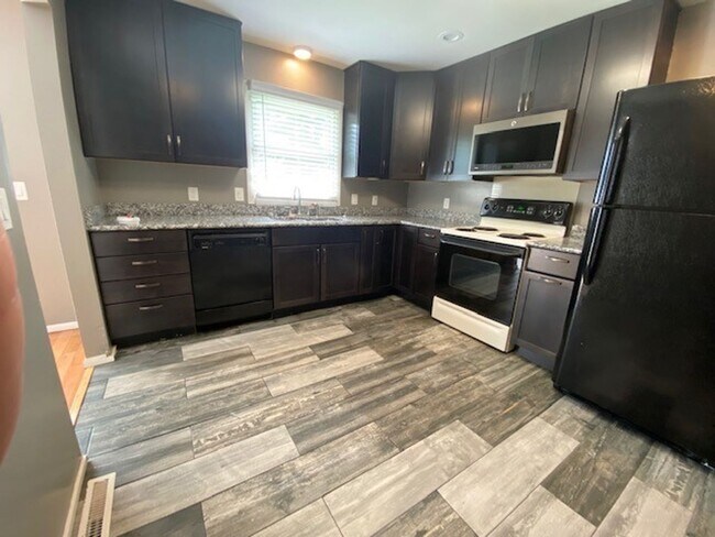 Building Photo - Beautiful 3 bedroom/2 bath home in South W...
