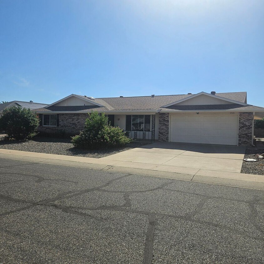 Spacious Home Near Shopping Center - Spacious Home Near Shopping Center