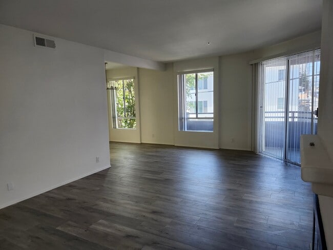 Building Photo - 100 S Hayworth Ave