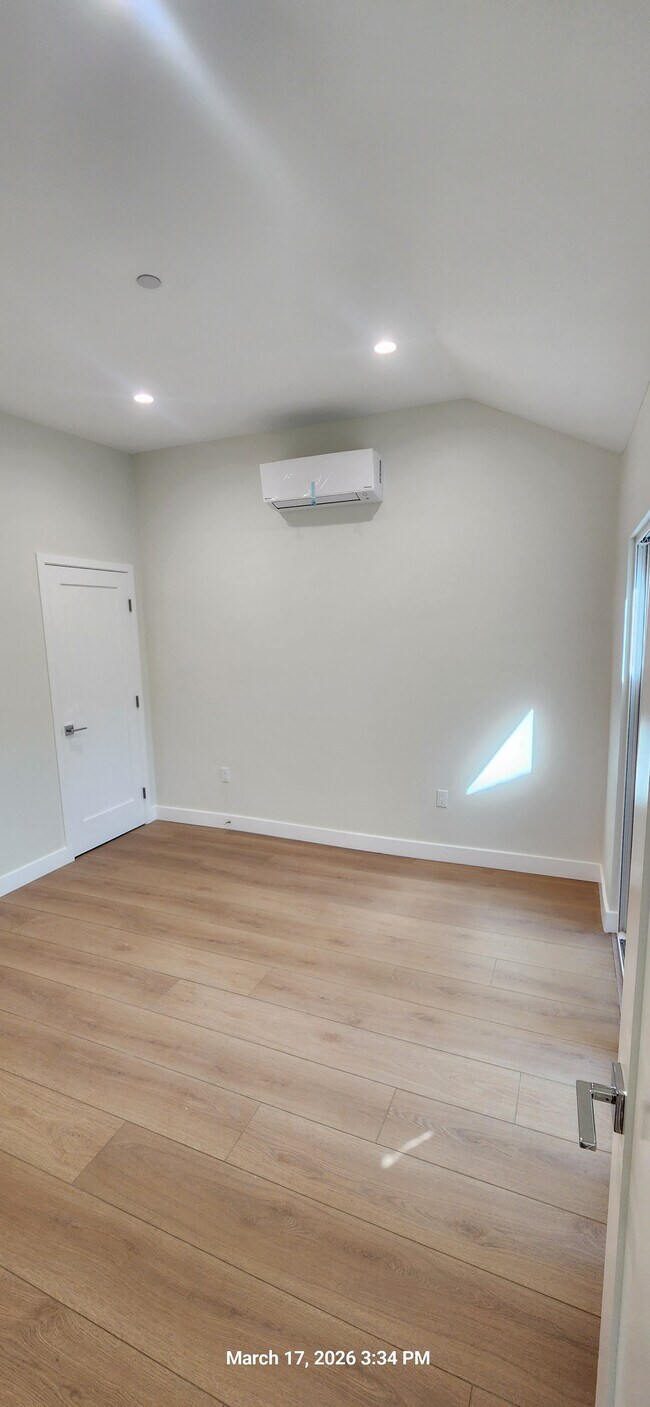 Dormitorio principal con techo alto - 1114 N Lake Ave