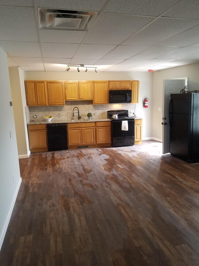 Building Photo - 215 S Pavilion Ave