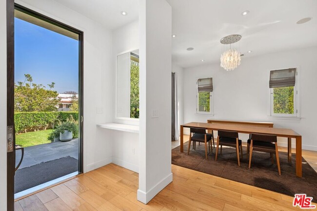 Building Photo - 429 N Lucerne Blvd