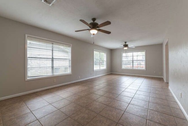 Building Photo - 2050 Longfellow MOVE IN SPECIAL