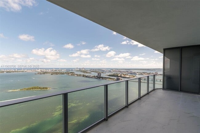 Foto del edificio - 700 NE 24th St