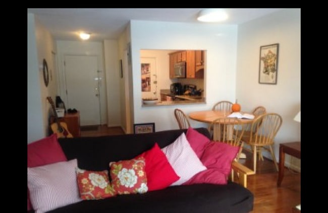 Building Photo - 803 Centre St