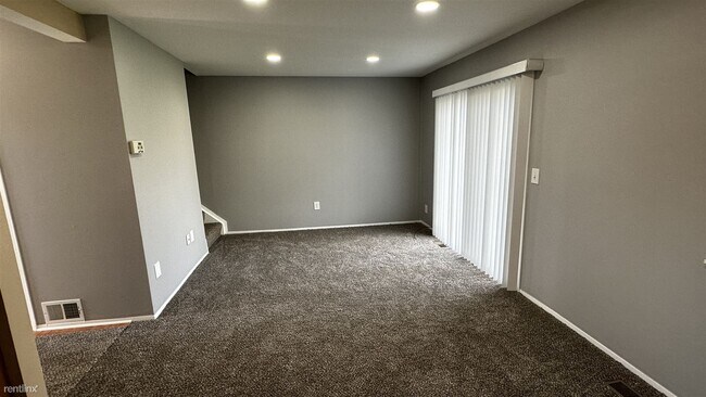 Building Photo - 2 br, 1.5 bath Condo - 2120 Orchard Crest St