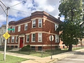Building Photo - 916 W 68th St