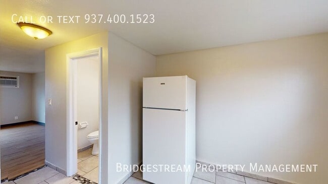 Building Photo - Updated 2 bedroom, 1.5 bath townhome in Fa...