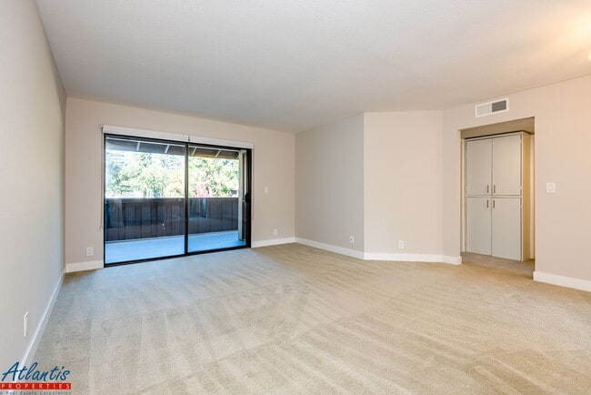 Foto del edificio - The Courtyard | Lovely Condo | Washer/Dryer In Unit