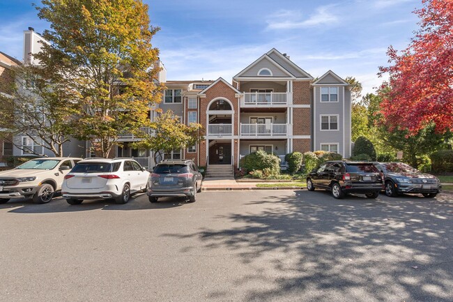 Building Photo - Fantastic Condo Between 2 Metros, Backing ...
