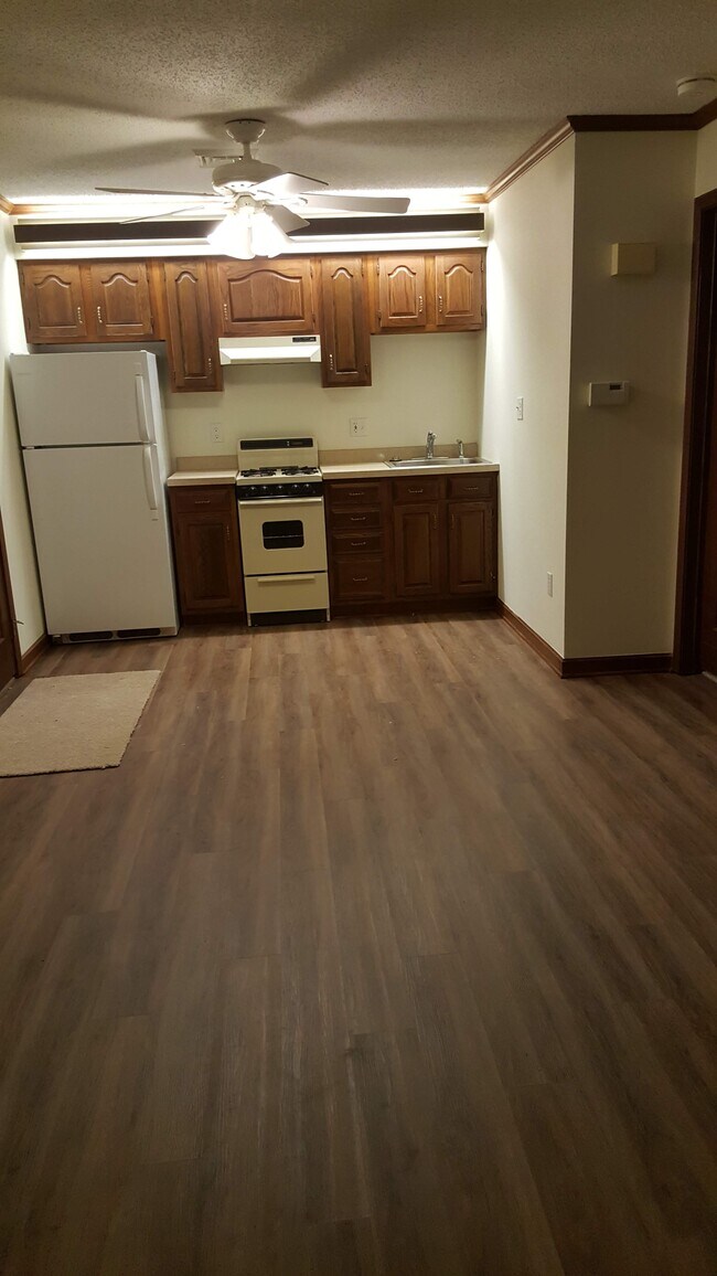 Kitchen area - 105 Hunt Club Cir