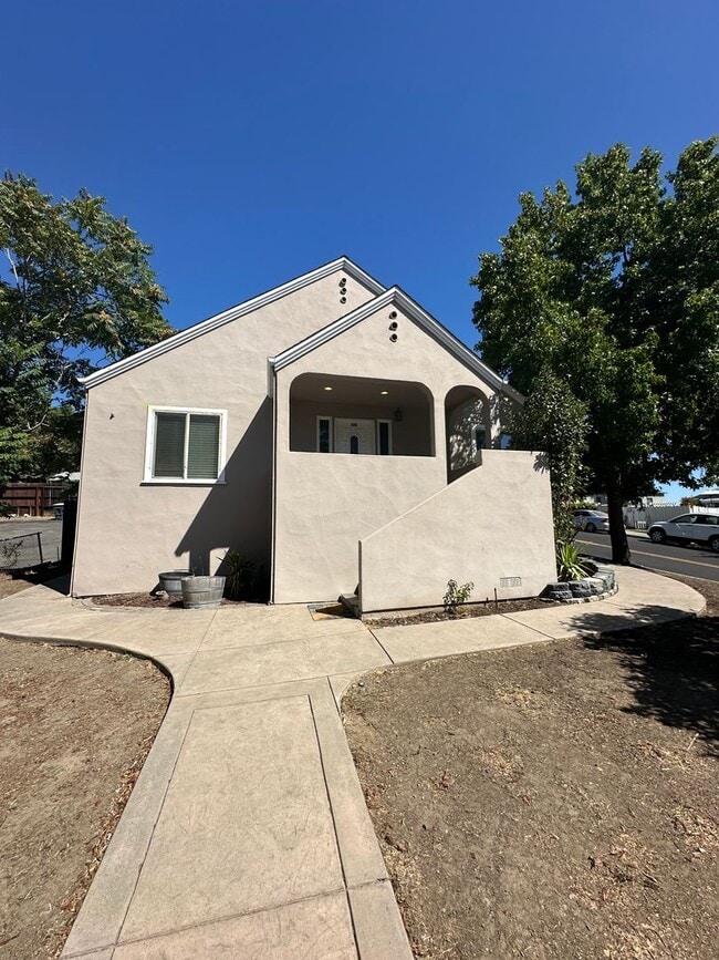 Building Photo - 619 E Monte Vista Ave