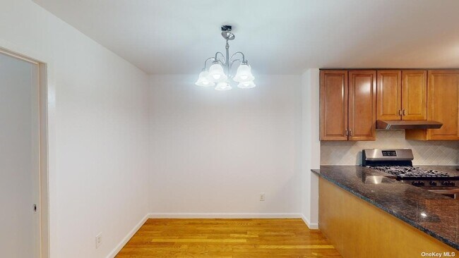 Foto del edificio - 76-26 Grand Central Pkwy