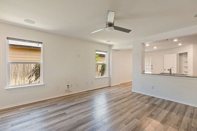 Building Photo - Beautiful 3 bedroom, 2 bathroom home in Manor!