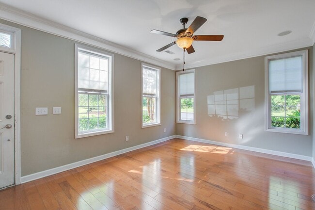 Building Photo - 802 Rue Dr