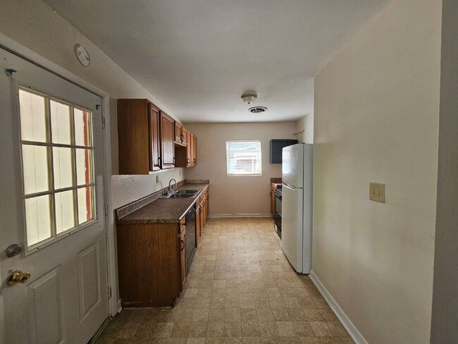 Building Photo - "Charming 4-Bed Home with Spacious Layout