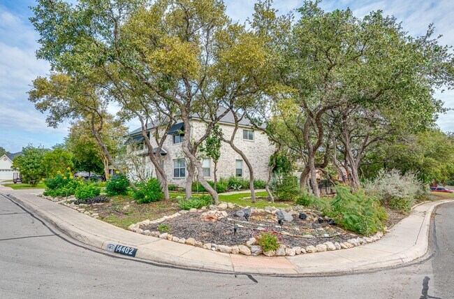 Foto del edificio - Recently Rehabbed Spacious Two Story in Convenient and Popular Huntington Place