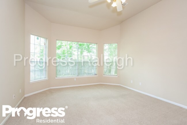 Foto del edificio - 2412 Piney Woods Dr