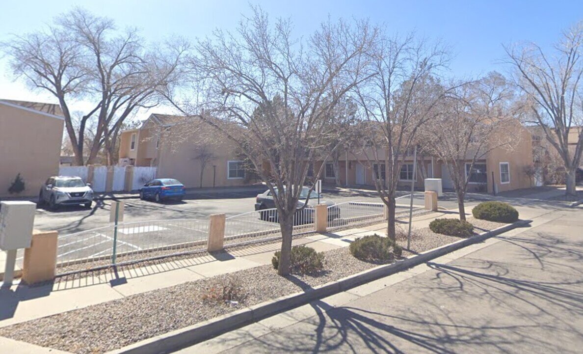 Primary Photo - Downtown 2bd Townhouse! Balcony, off-stree...