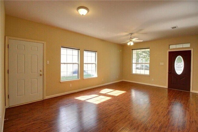 Foto del edificio - 2920 Thrushwood Dr