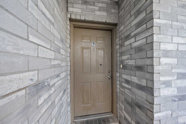 Foto del edificio - Bright 2-Bed Gem with Balcony in Universal City – A/C, Washer Hookups, and Modern Finishes