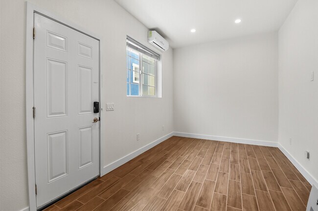 Building Photo - 720 1/2 Queenstown Court - 3