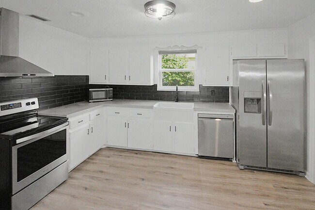 Foto del edificio - Fully Remodeled Home in the Heart of Belmont