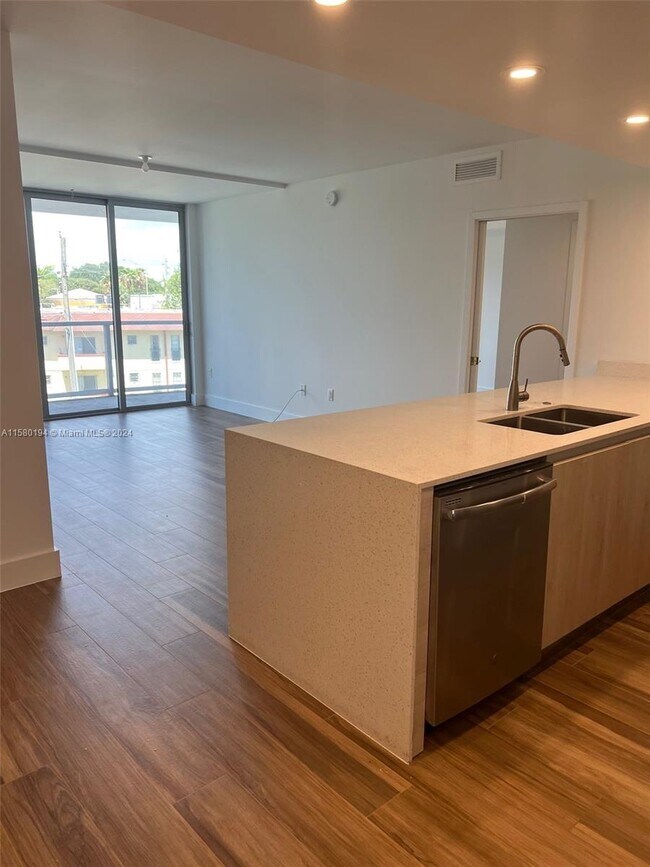 Foto del edificio - 13800 Highland Dr