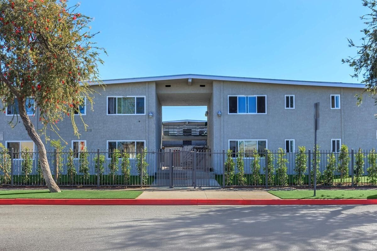 Foto principal - 9910 Village Dr