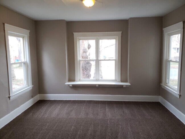 Building Photo - Three Bedroom 1st Floor Duplex with Free W...