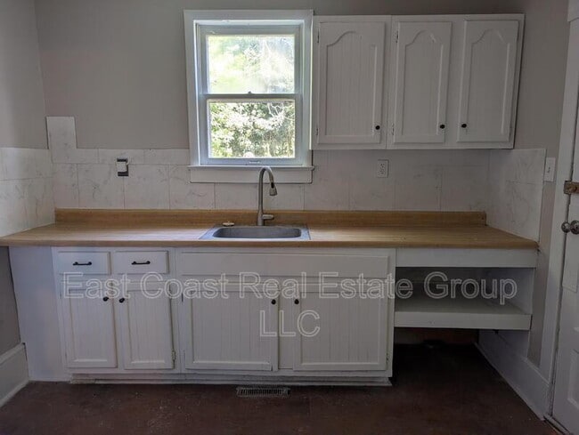 Building Photo - 304 1/2 W Martin St, Martinsburg, WV