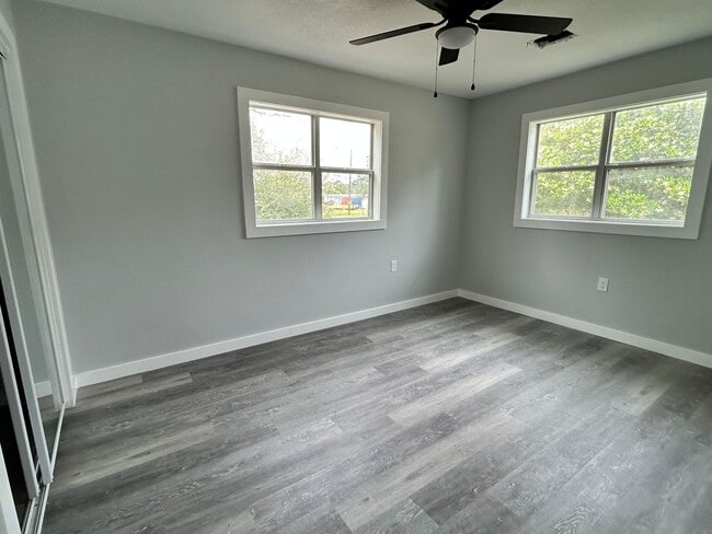 Building Photo - Gorgeous 4 bed 2 bath home!