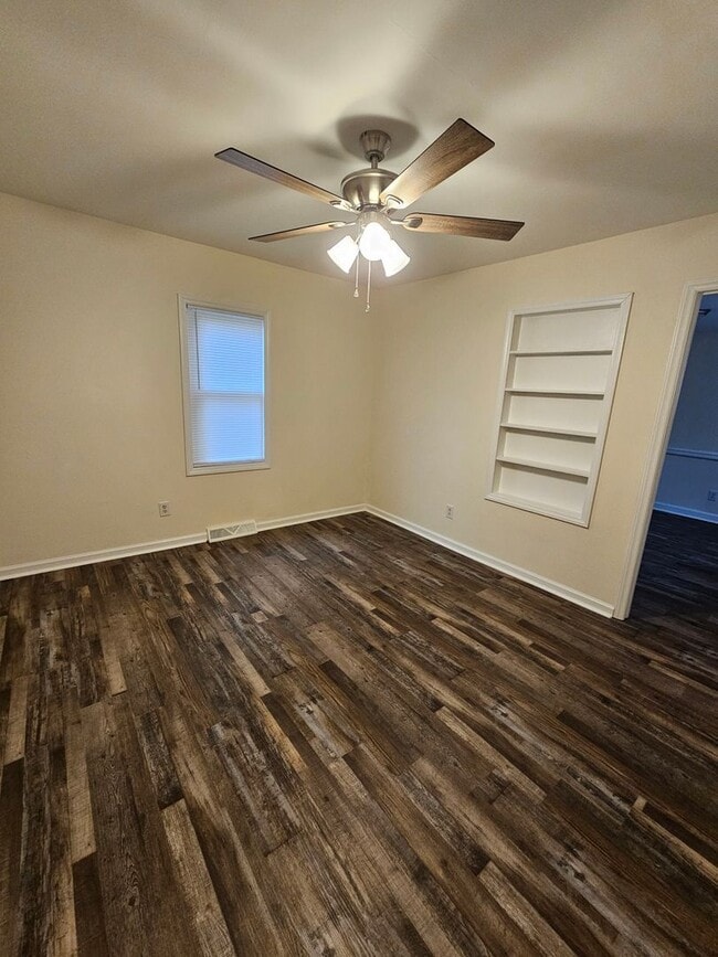 Building Photo - 2 BR with office/bonus!  Looks New!