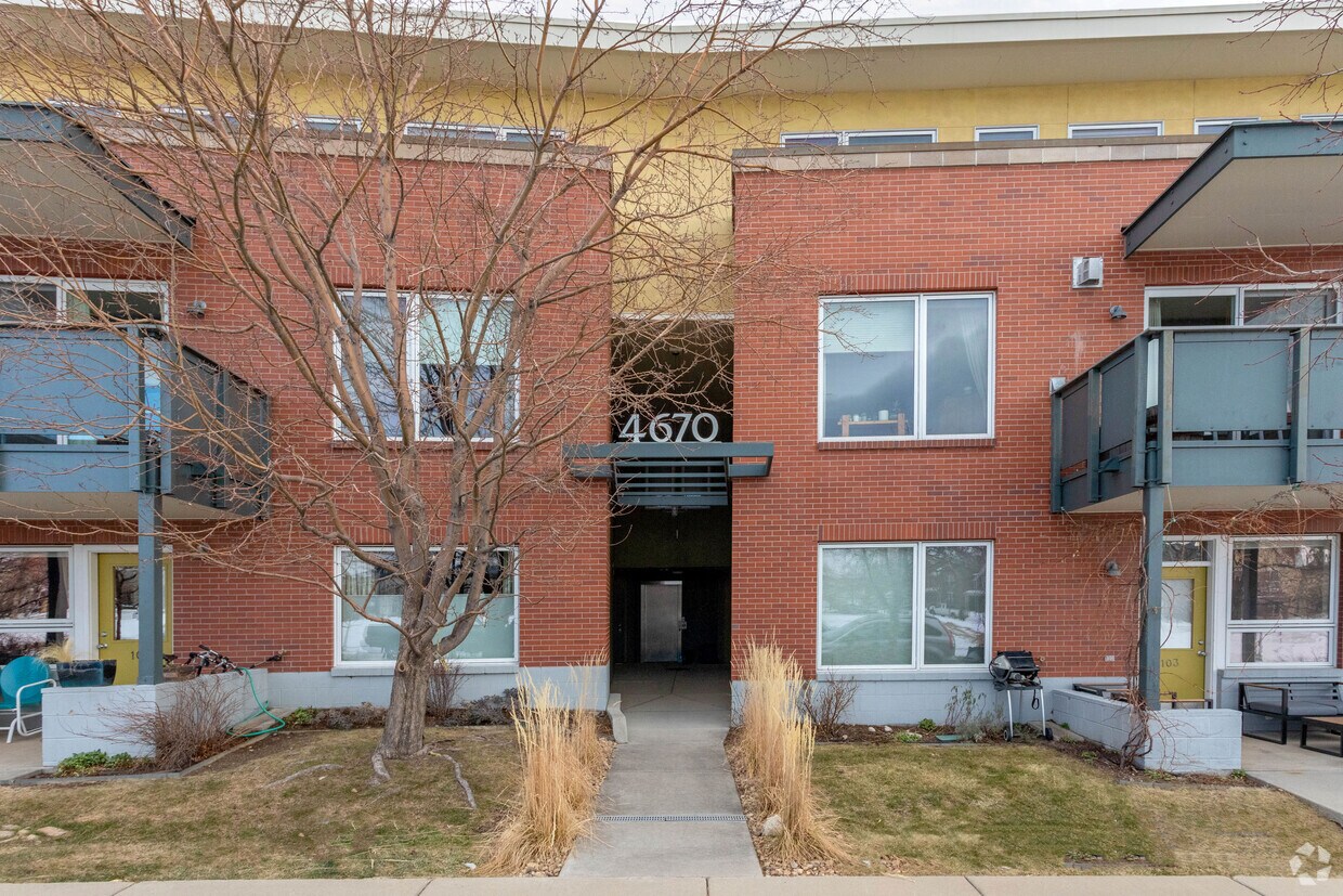 Foto del edificio - 4670 Holiday Dr