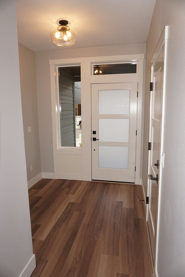 Foto del edificio - LIKE NEW Prairie Commons Luxury Townhome f...