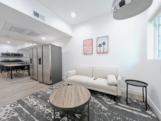 Sala de estar - 1366 West 35th St