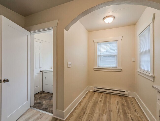 Building Photo - Charming & Fully updated 2 bed, 1.5 bath h...