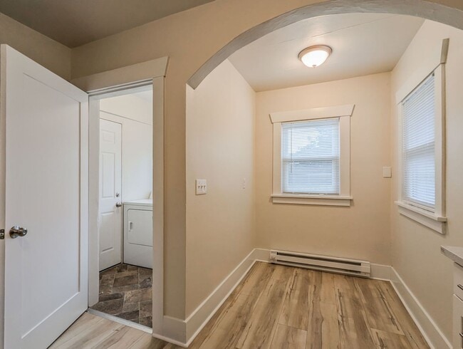 Building Photo - **Move-In Special** Charming & Recently updated 2 bed, 1 bath home!
