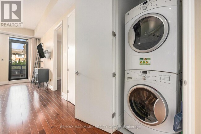 Photo du bâtiment - 327-327 Breezehill Ave S