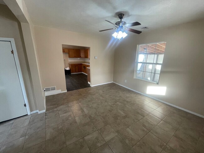 Foto del edificio - 319 W 14th St