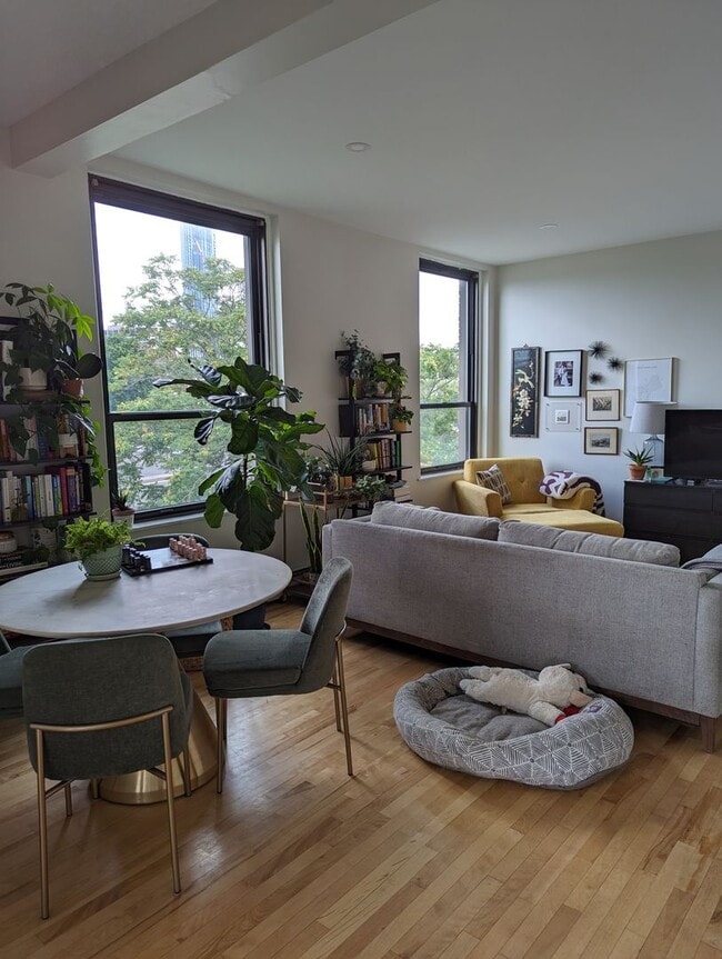 Building Photo - Kenmore Square 2 bedroom 2 bath with parking